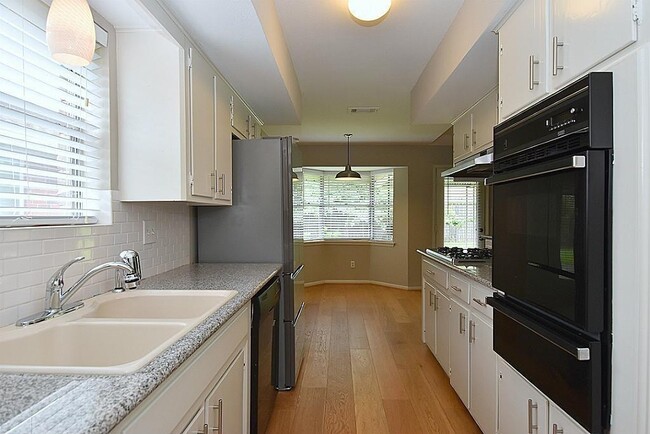 Building Photo - 5902 De Lange Ln