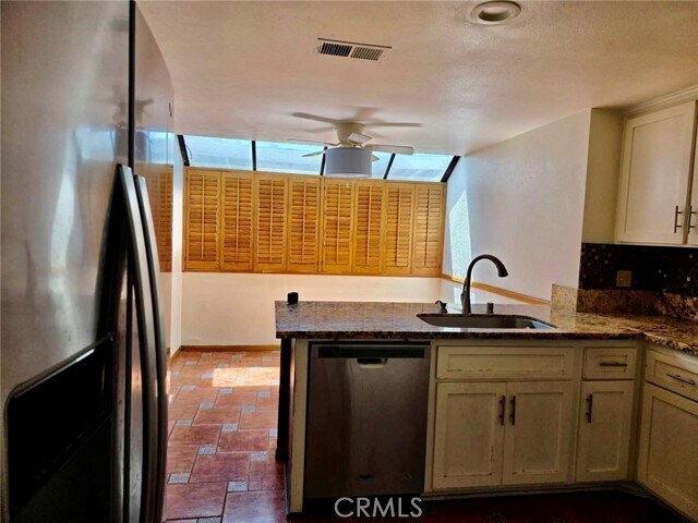 Foto del edificio - 10696 Opal Ave