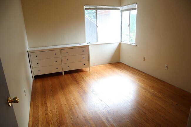 Foto del edificio - 6518 Outlook Ave