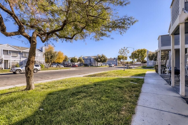 Building Photo - LOVELY 2 bedroom Condo Ready for Immediate Move in!!