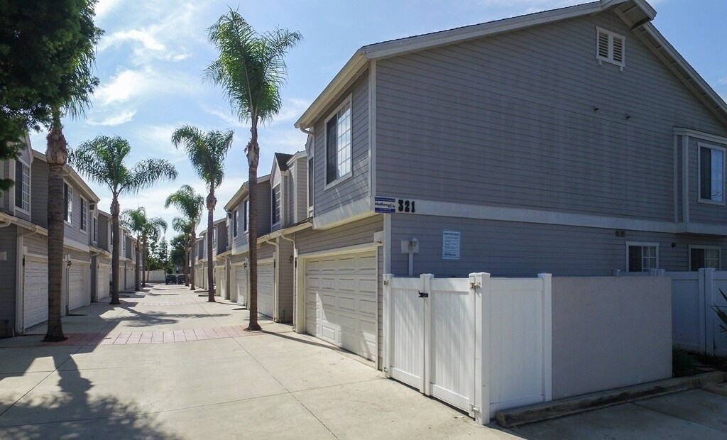 Primary Photo - 321 Avocado St