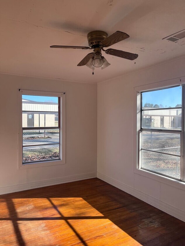 Building Photo - Two Bedroom/One Bath Home