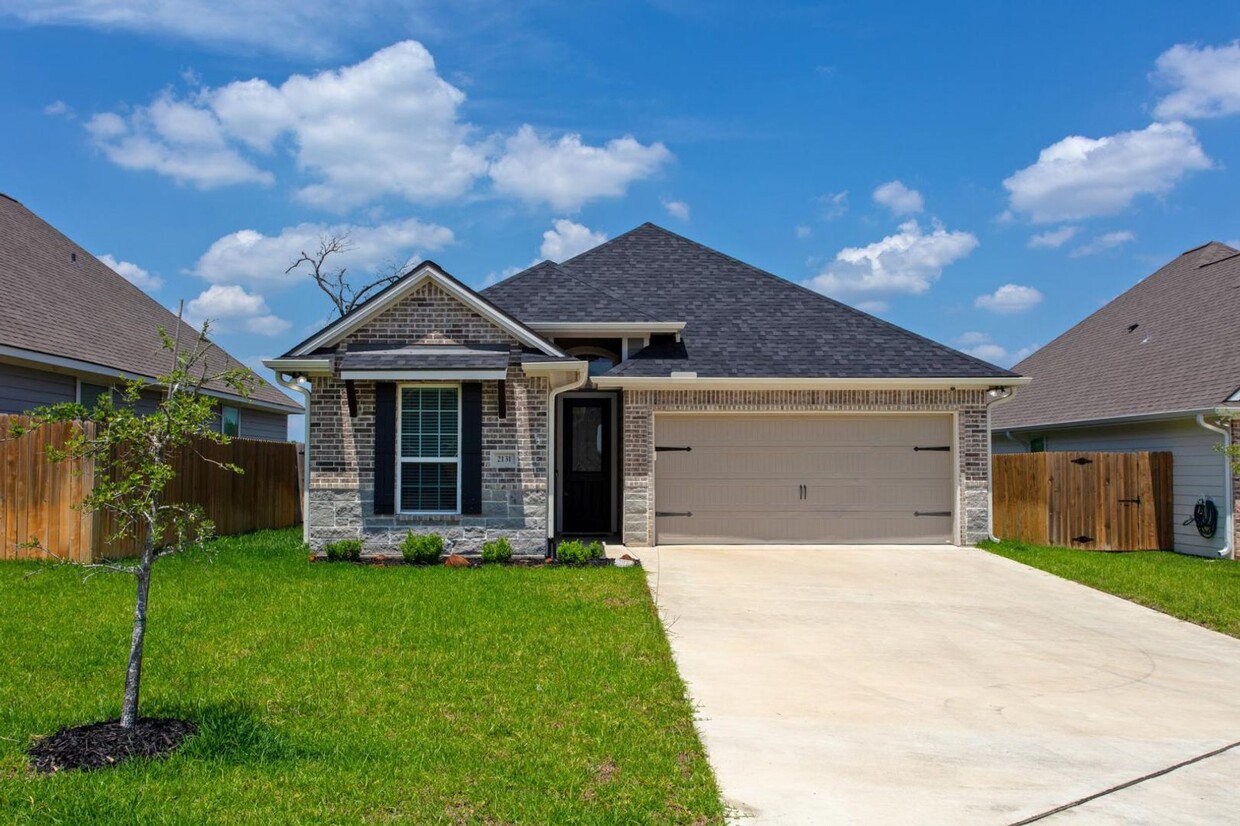 Primary Photo - 3 Bedrom 2 bath with a 2 car garage