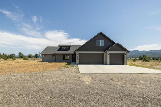 Building Photo - Beautiful home on 5 Acres