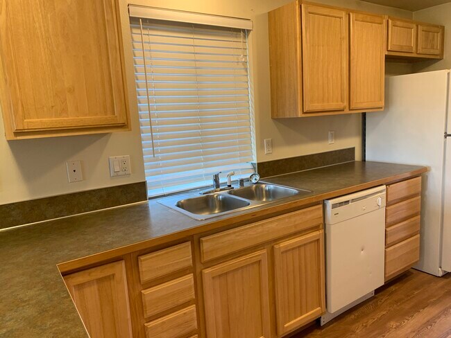 Laminate countertops - 14463 Lockwood Ln SE