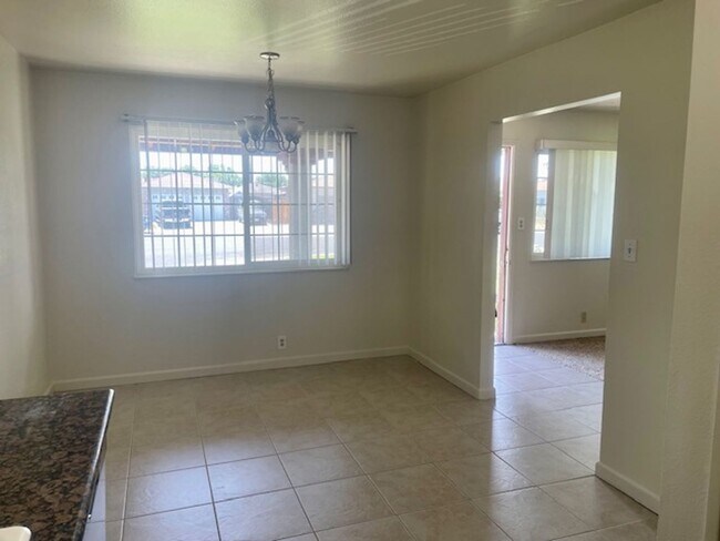 Foto del edificio - Charming house in an established quiet neighborhood in a court