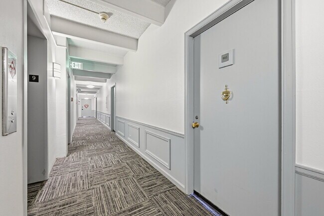 Foto del edificio - $1,095.95, 1 bed, 1 bath, located in Denver with a gorgeous sunroom
