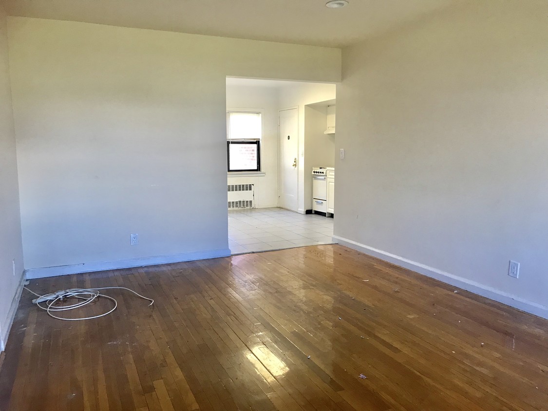 Primary Photo - 425 W Broadway