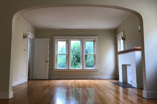 Living Room - 1844 1/2 N Mariposa Ave