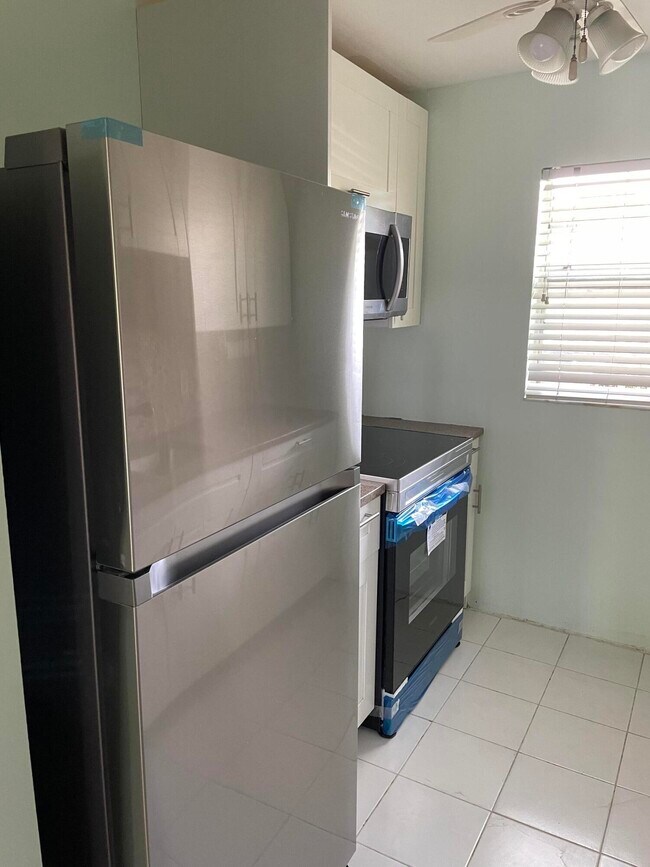 Foto del edificio - 689 NE 6th Ct