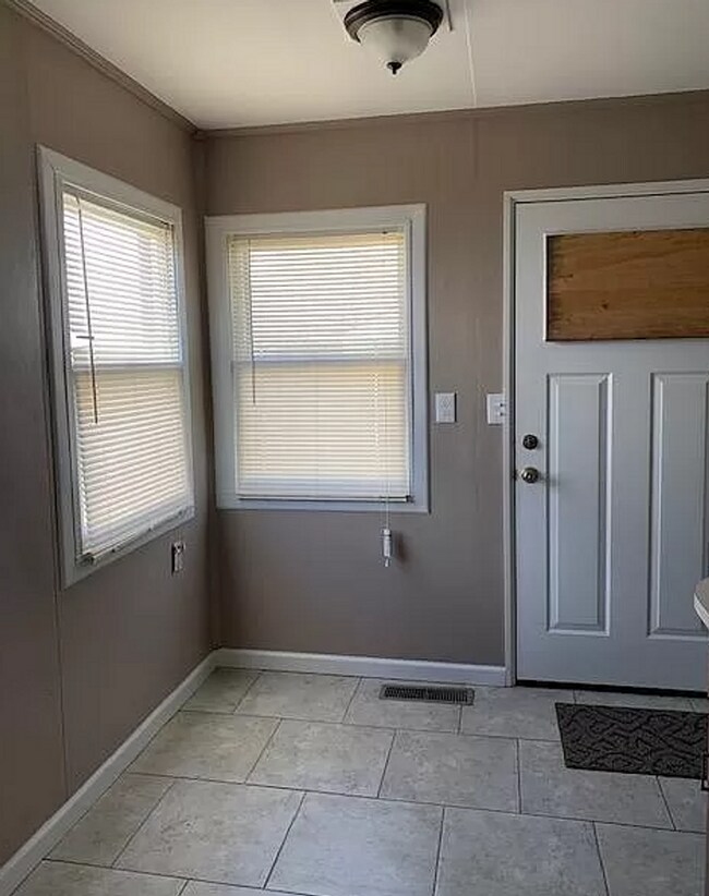 Building Photo - 2 Bedroom House