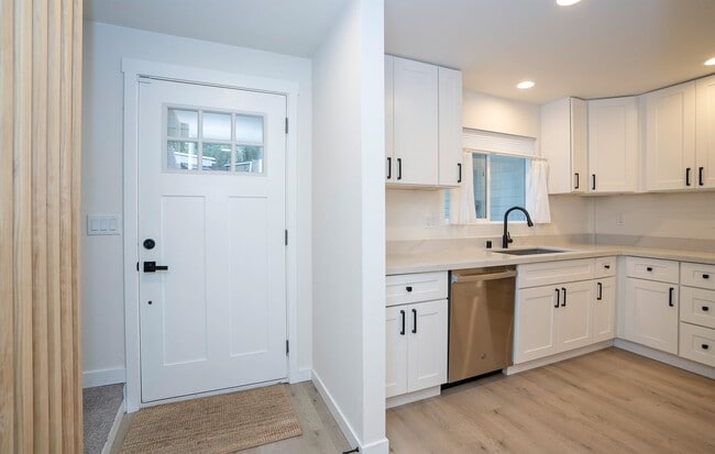 Foto del edificio - Updated Gig Harbor Duplex with Outdoor Space