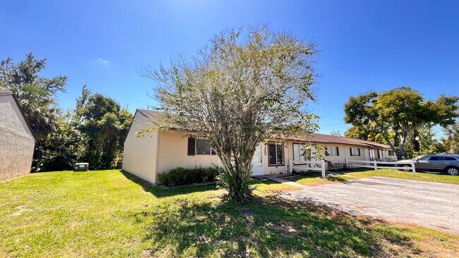 Foto del edificio - NEWLY RENOVATED 3 Bedroom/2 Bath Unit! Was...