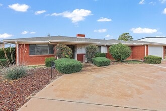 Building Photo - 3 Bedroom 2 Bath Conveniently Located House!