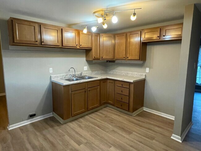 Foto del edificio - 221 Tulip Dr