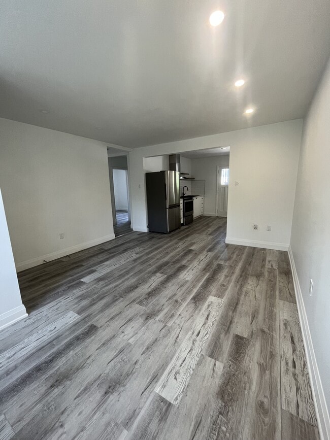 Building Photo - 379 D'Arcy St