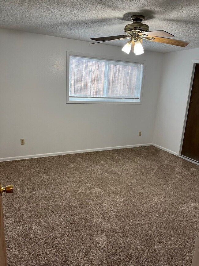 Foto del edificio - 2 Bedroom, 1 Bathroom Duplex - Located nea...