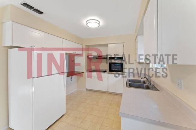 Building Photo - Stunning Home Next to the American River