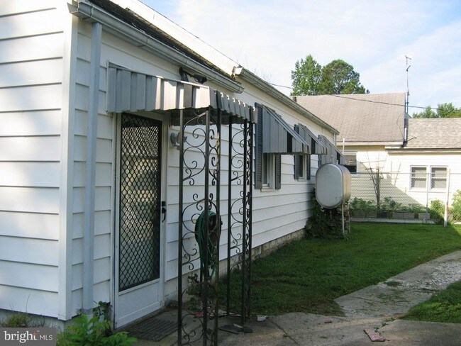 Building Photo - 507 W Appleby Ave