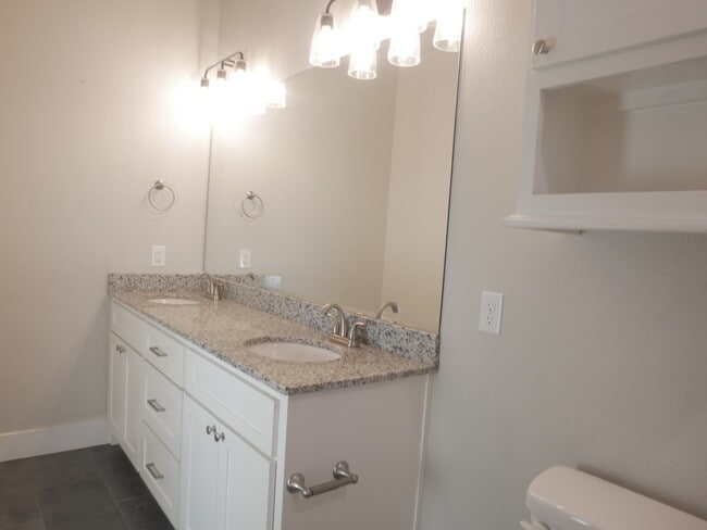 Building Photo - 17 Eastleigh Cir