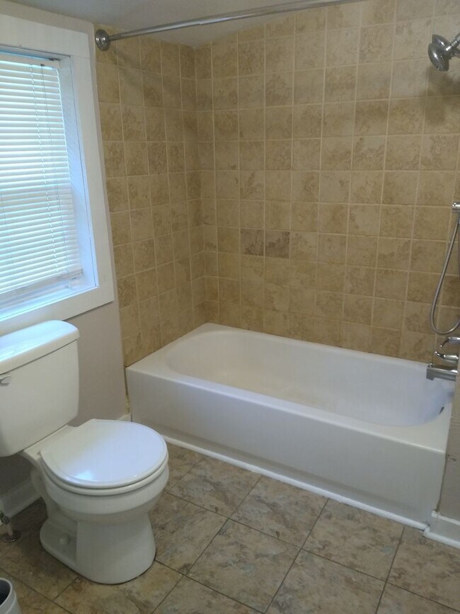 Building Photo - Charming 2BD House in a quiet cove located...