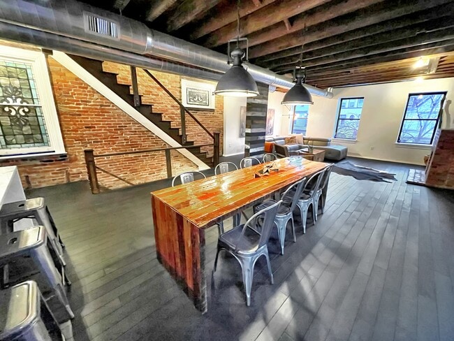 Building Photo - 5827 Alder St
