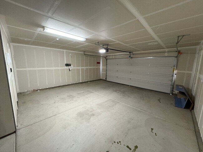Building Photo - Pet Friendly home Available Now!