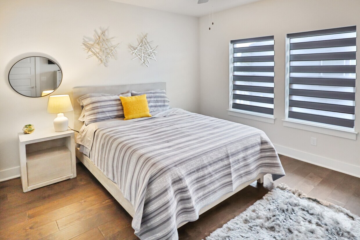 Bedroom 2 with queen bed - 411 Ira Ave