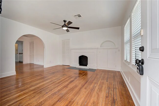 Foto del edificio - * * * $1,000 Move-in Special * * * Historic Charm Meets Modern Comfort Near The Plaza! * * * $1,0...