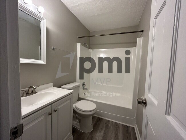 Foto del edificio - 828 Whitethorne Ave