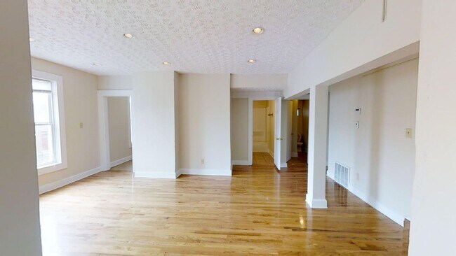 Building Photo - 79 E 7th Ave