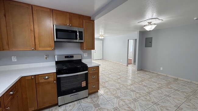 Building Photo - Newly Renovated 3 Bedroom 1 Bath Single Fa...