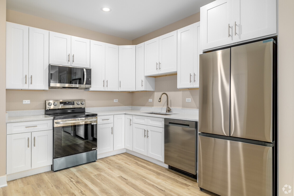 Studio - 690SF - Kitchen - 400 S Main Pl