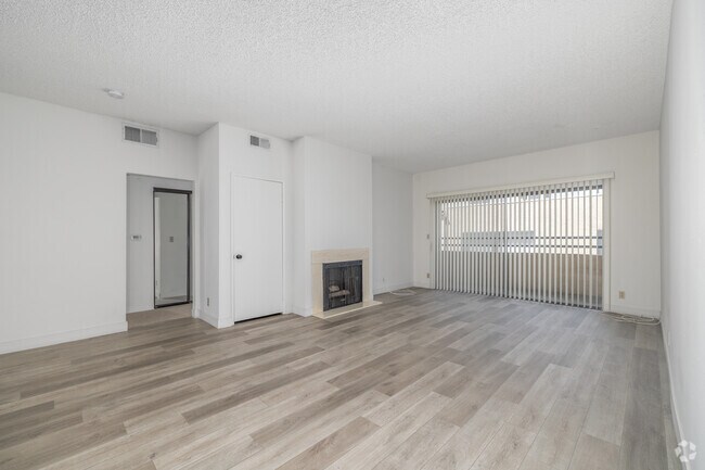 2 habitaciones, 2 baños - 1050 pies cuadrados - Sala de estar - 14400 Dickens St