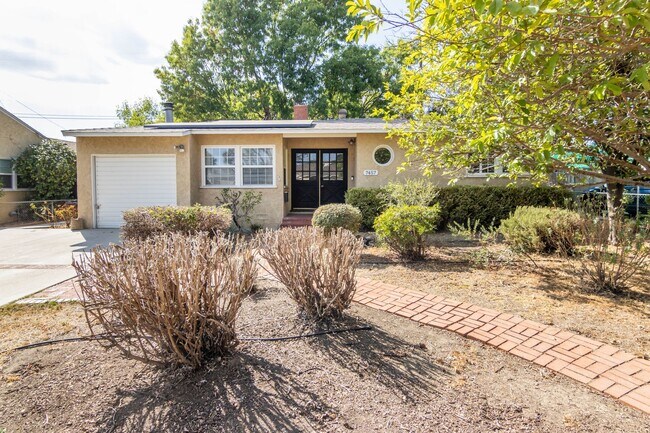 Foto del edificio - Spacious 3 Bedroom / 2 Bathroom Home in La...