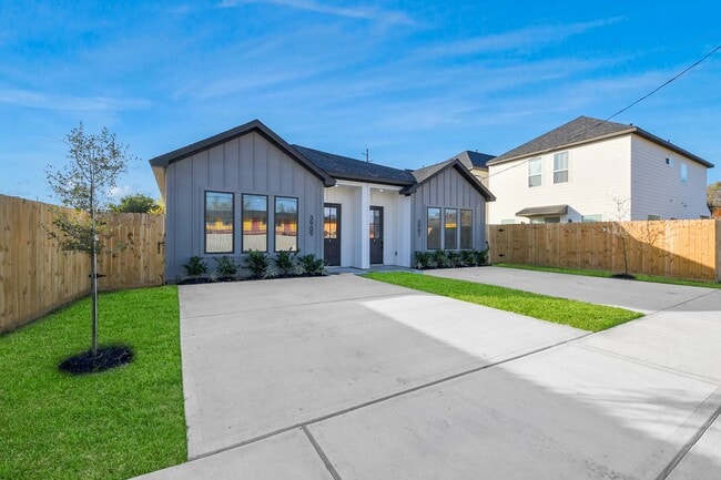 Building Photo - 3909 Maggie St