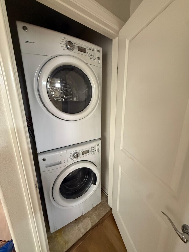 washer dyer in unit - 335 N Fenimore Ave