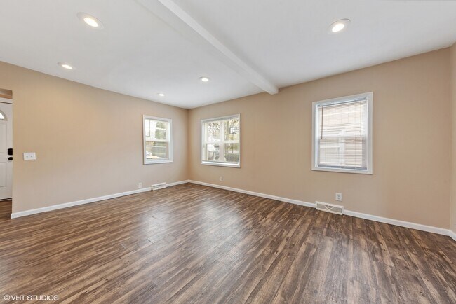 Building Photo - 930 N Clarendon Dr