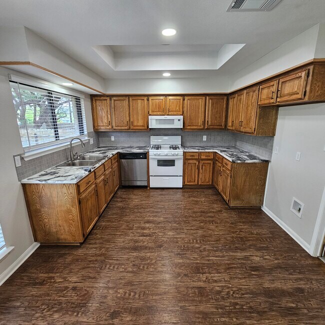 Foto del edificio - 902 Woodview Dr