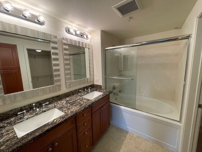 Building Photo - Modern 2 Bedroom 2 Bathroom Condo at the M...