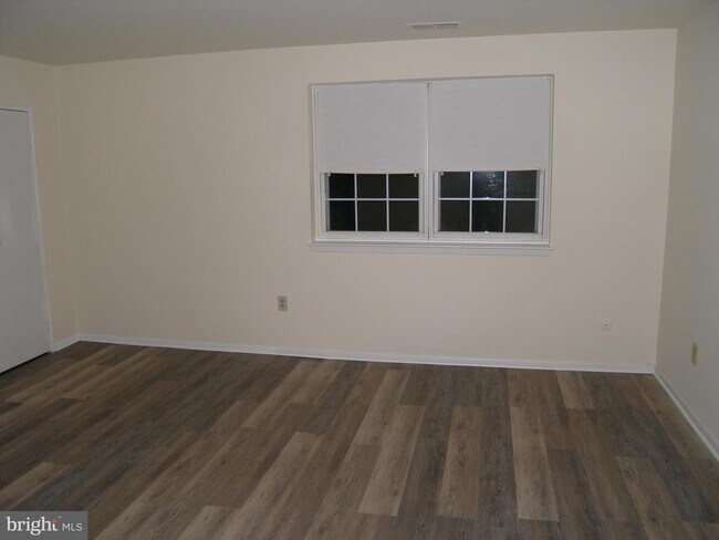 Building Photo - 10 Cavendish Dr