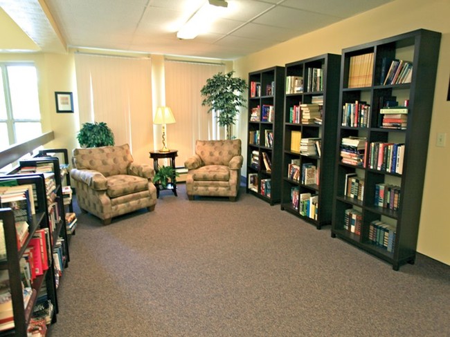 Pide libros prestados de nuestra biblioteca de la comunidad - Woodland Hills - A Senior Community