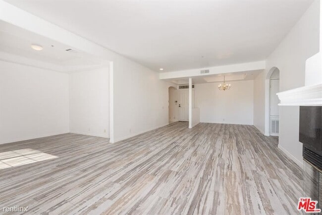 Building Photo - 2 br, 2 bath Condo - 10824 Bloomfield St A...