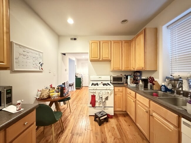 Building Photo - 3455 N Bosworth Ave