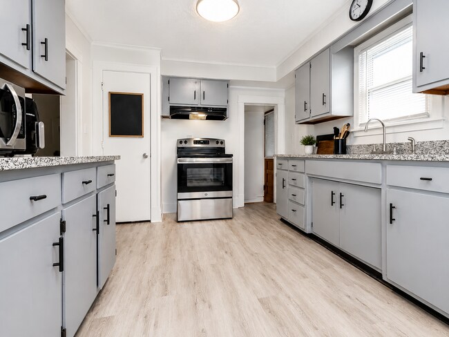 Foto del edificio - Charming 4BR Bungalow with Finished Basement & Fenced Yard