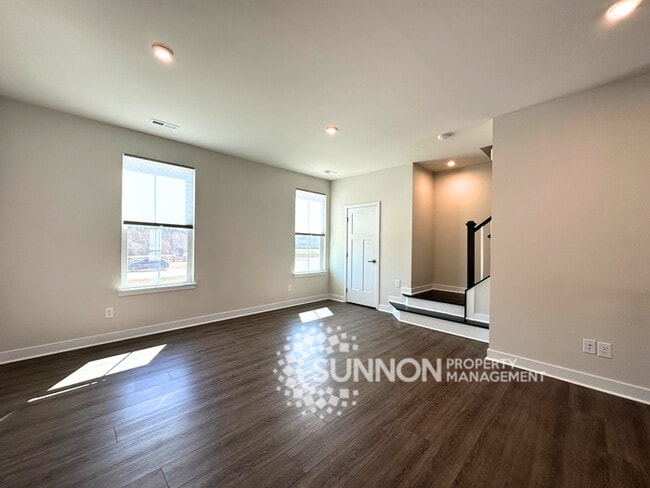 Building Photo - Spacious 3-Bedroom Townhome in a Prime Location