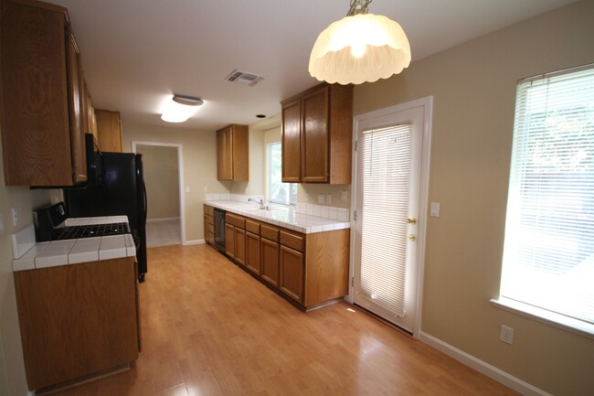 Building Photo - 4BR/2.5 BA / 1914 SF | New Carpet | Tenant...