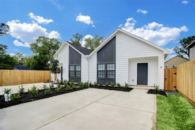 Building Photo - 8121 Claiborne St