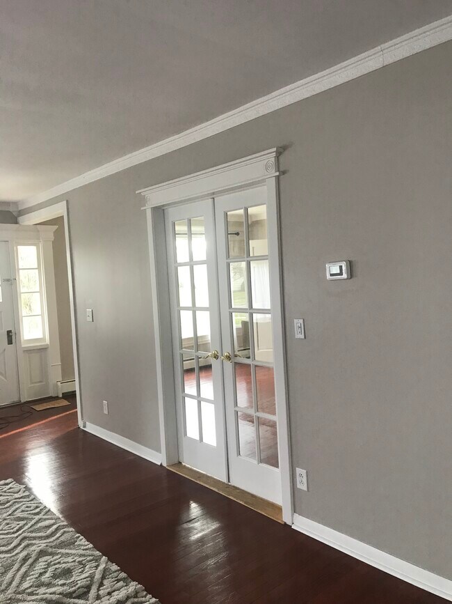 Living room - 213 Bellew Ave N