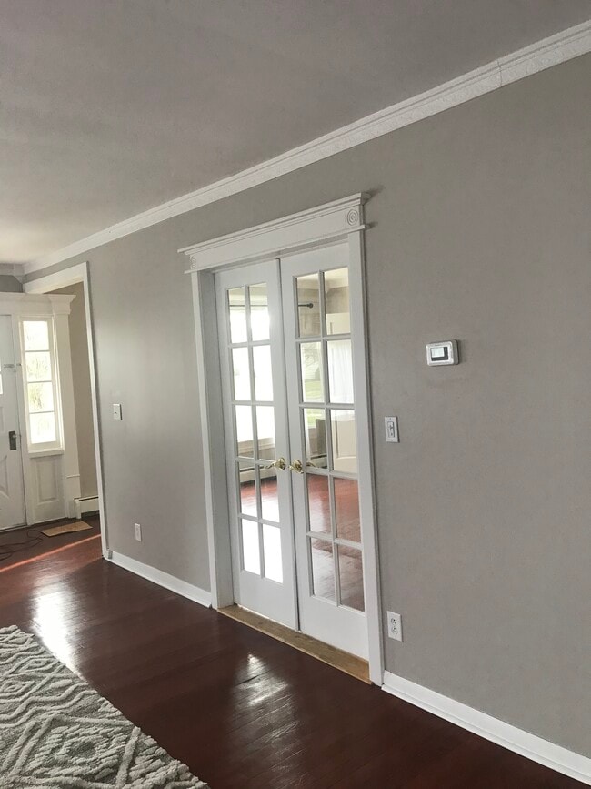 Living room - 213 Bellew Ave N